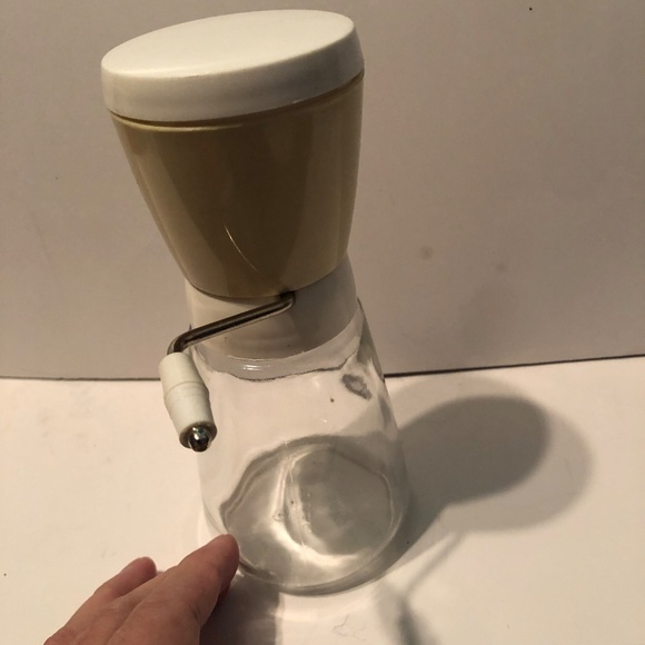 Retro Gemco nut grinder, comes with glass bottom, plastic grinder and lid. - Picture 4 of 8